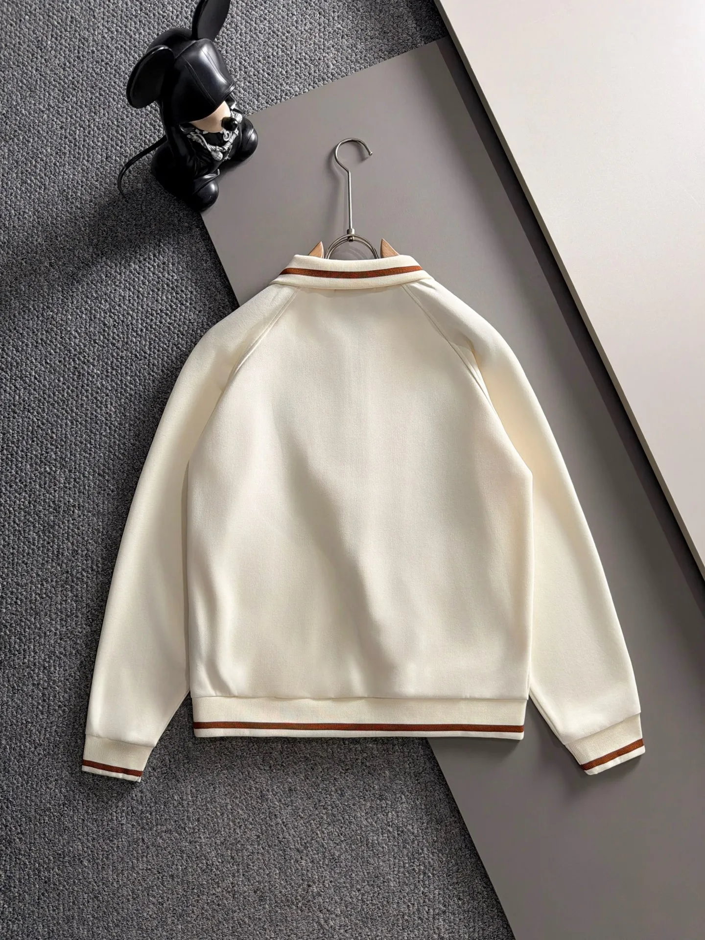 🛫🛫🛫High version Loro Piana suit 26ss customized top-quality fabric new jacket casual pants, ribbon letter embroidery stitching new show products‼ The product is in perfect condition, comfortable and warm, complete with three labels, full and attractive color, very outstanding design, customized hardware accessories can easily enhance the fashion sense, the workmanship is extremely elegant and rigorous, and the wiring is neat and meticulous! A masterpiece from a famous designer! The upper body does not look bloated and is super handsome! Sizes：M～XXXL